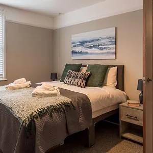 Comfortable 5-bedroom House In Apartment Cheltenham